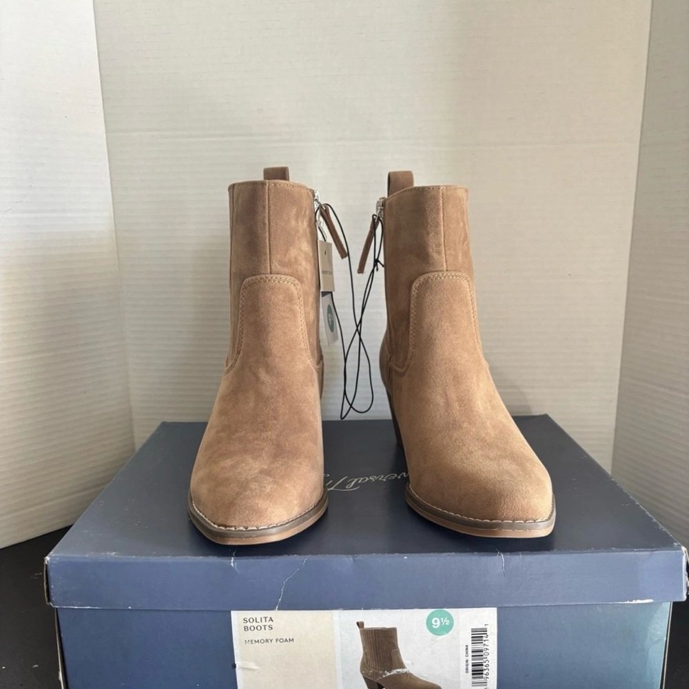 Universal Thread Women's Solita Memory Foam Western Boots Tan color SZ 9.5 NWT